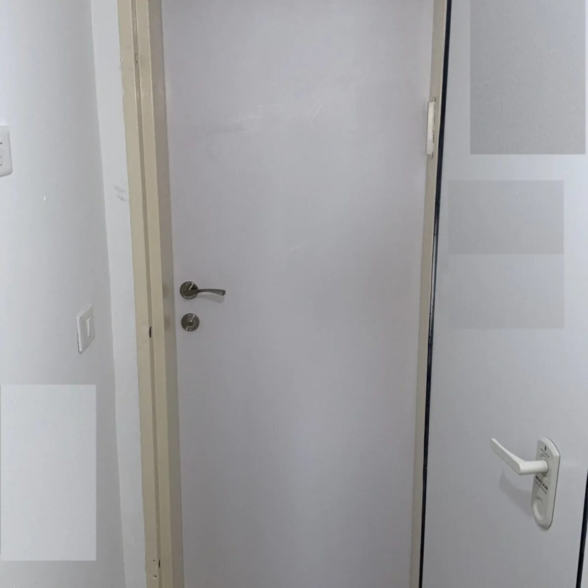 דלת פנים על משקוף ממד מותקנת בפועל - MDOOR