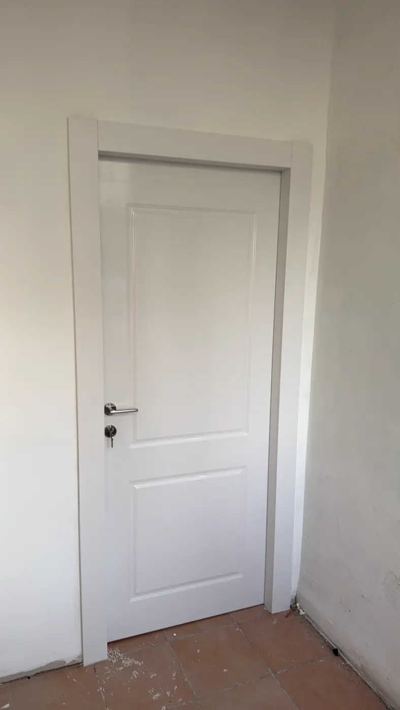 דלת פנים לבנה דו פנל עם משקוף תואם בהתקנה של MDOORS